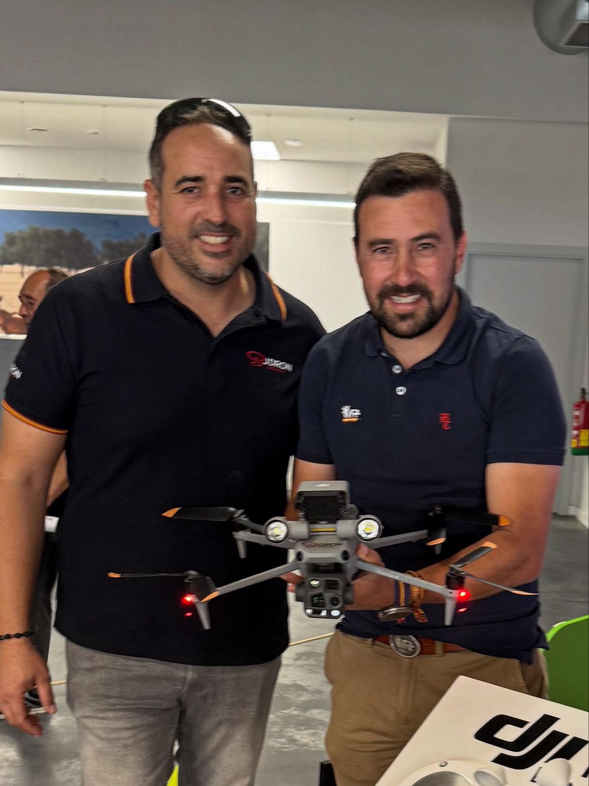 Jorge de JDRONESTUDIO junto a Jesús Riquelme con el DJI Matrice 4