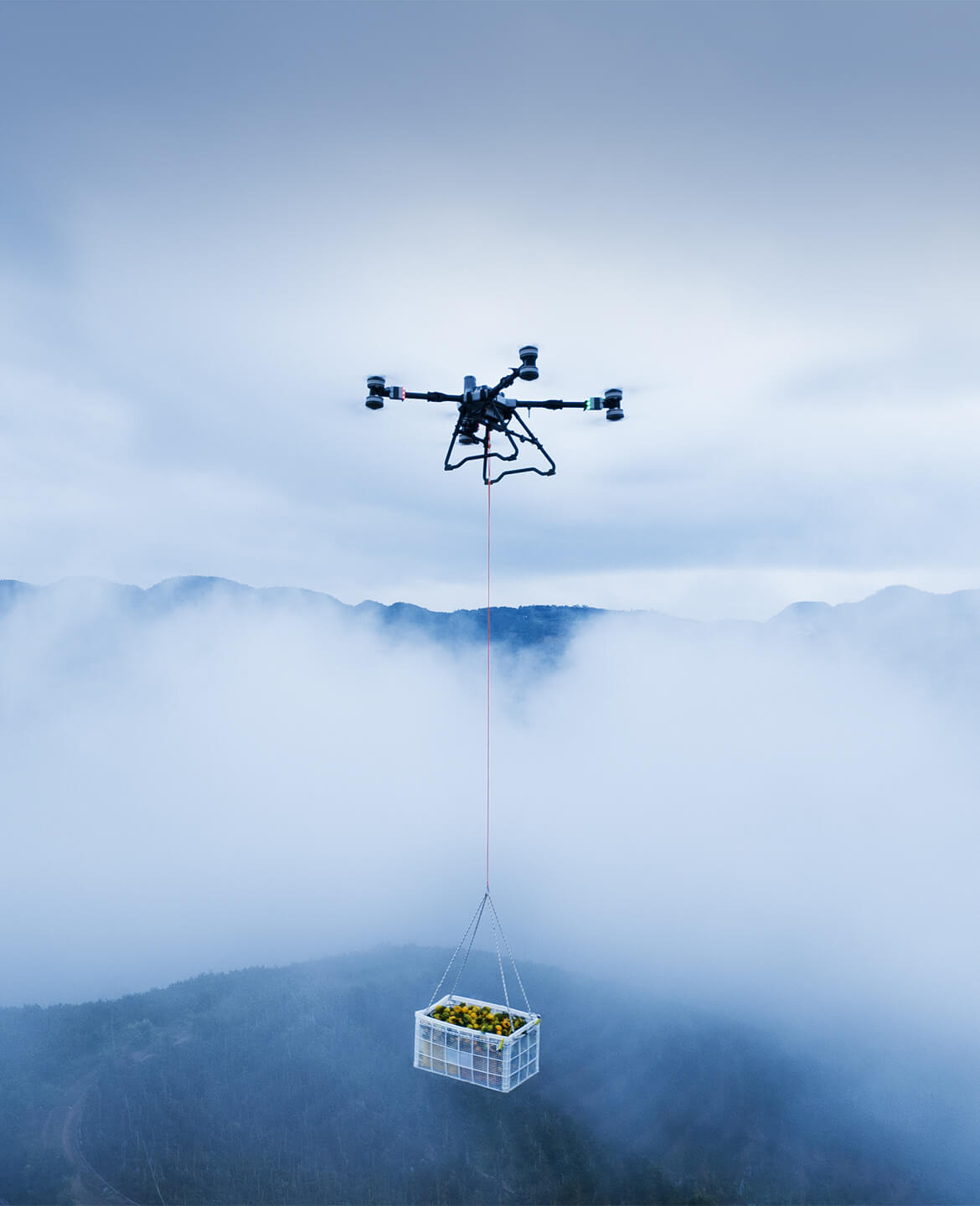DJI Agras T100 elevando carga con cesta