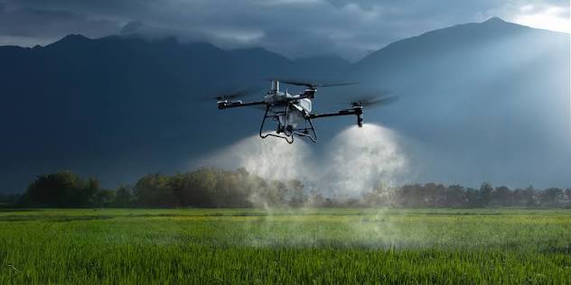 DJI Agras T70P con depósito de sólidos