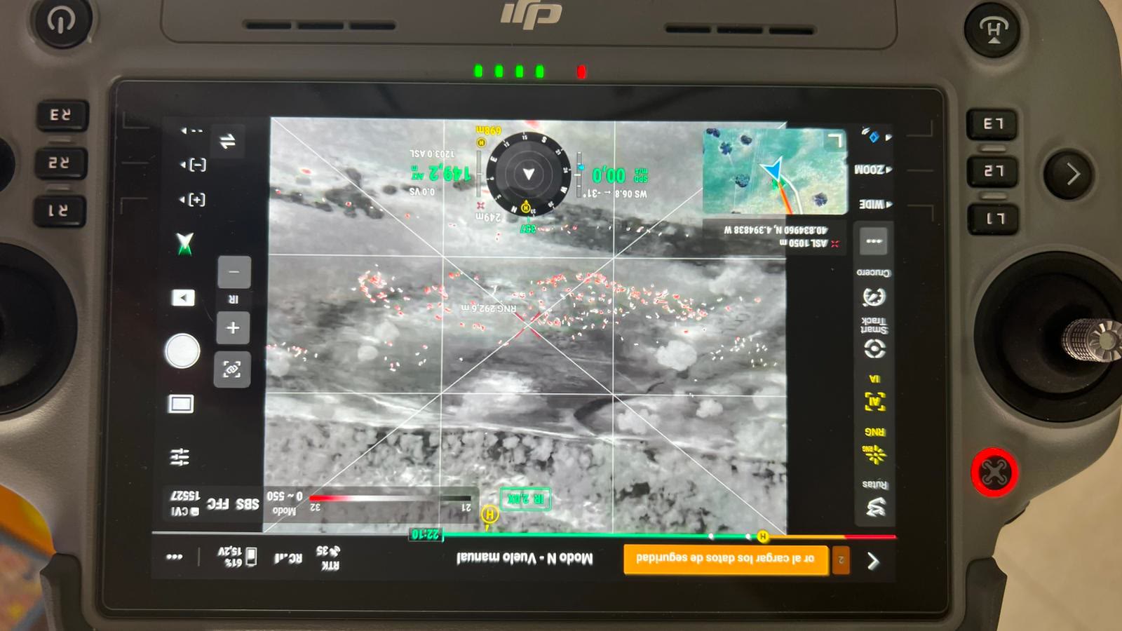 Mando DJI mostrando jabalíes en visión térmica